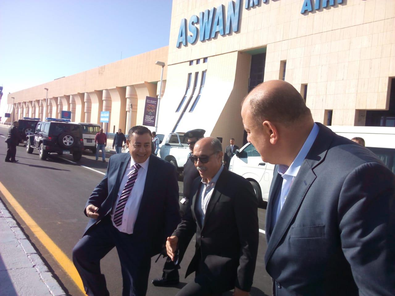 وزير الطيران يتفقد مطار أسوان