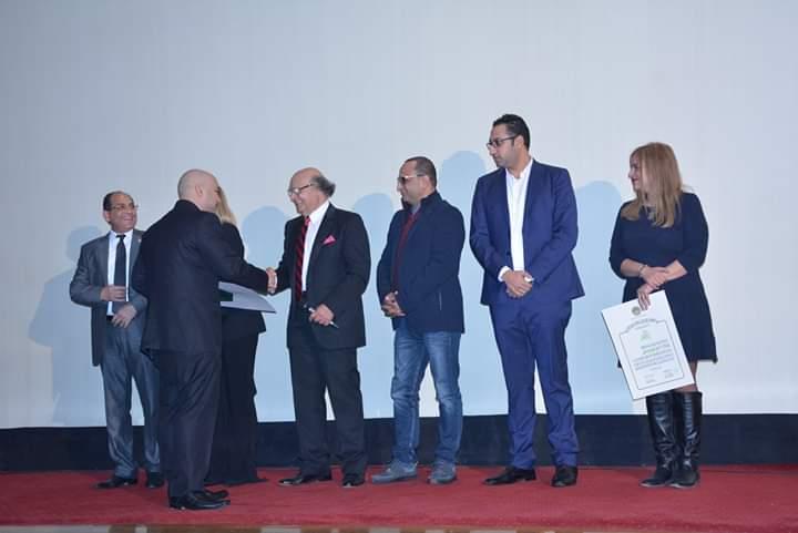 حفيد شفيق نور الدين يتسلم تكريمه من مهرجان جمعية الفيلم (2)