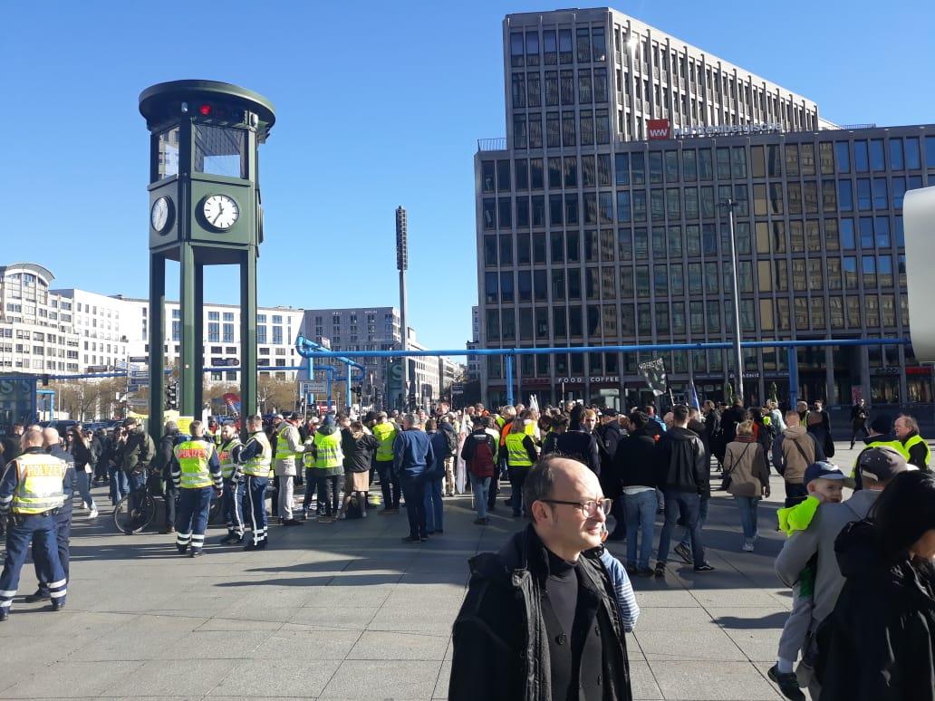 تظاهرة أصحاب السترات الصفراء قرب مهرجان برلين السينمائي (3)
