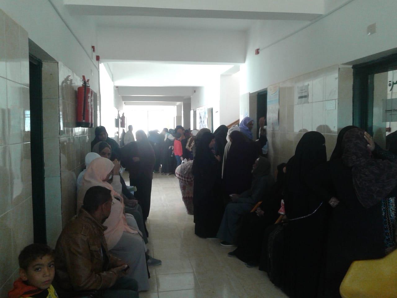 فحص وعلاج 250 مواطنًا بقافلة طبية لقري غرب الموهوب بواحة الداخلة في الوادي الجديد (3)