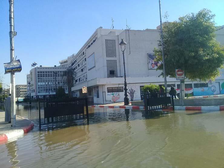 المياه تغرق الشوارع المحيطة بديوان عام محافظة أسوان