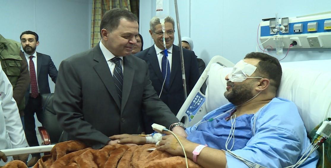 زيارة وزير الداخلية للمصابين في حادث الدرب الأحمر (1)
