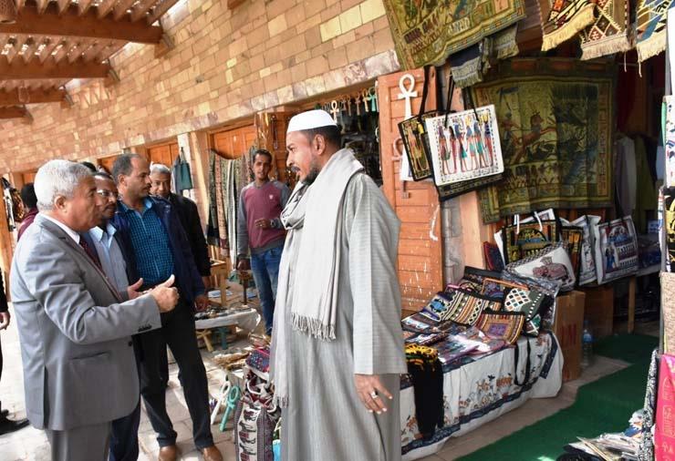 محافظ أسوان مع اصحاب بازارات معبد ابو سمبل
