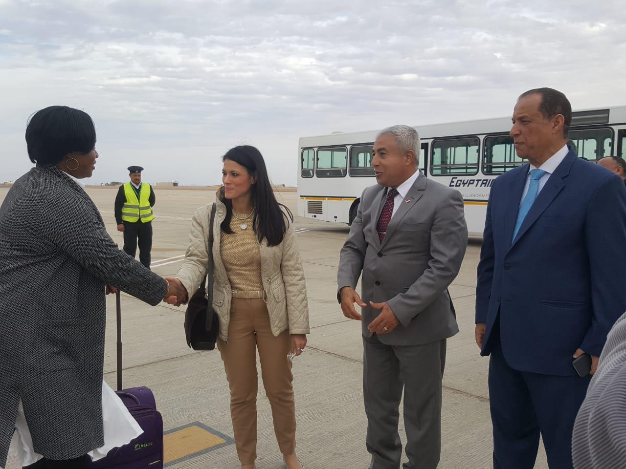 وزيرة السياحة فى مطار أبو سمبل