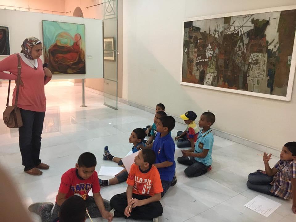 أطفال في زيارة متحف الفنون الملحق بمبنى المكتبة (2)