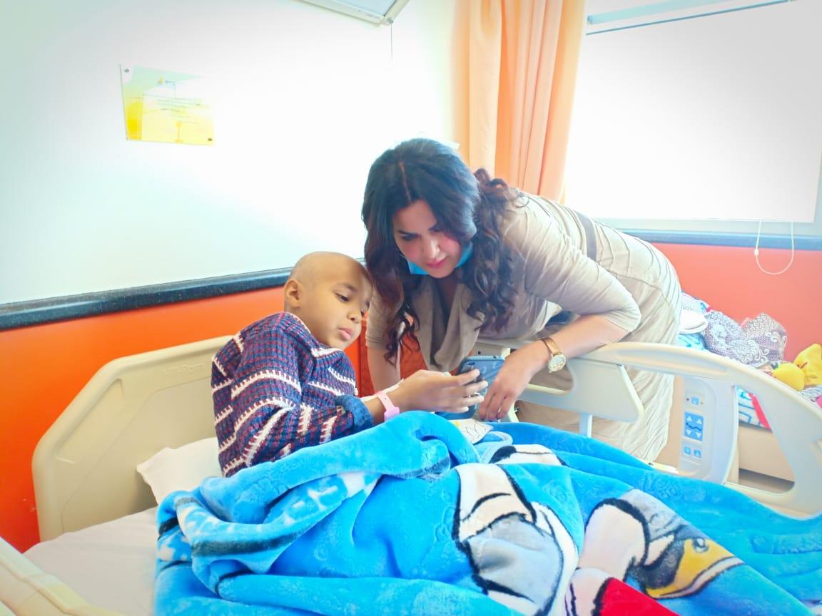 سما المصري تزور أطفال مستشفى 57357 (1)