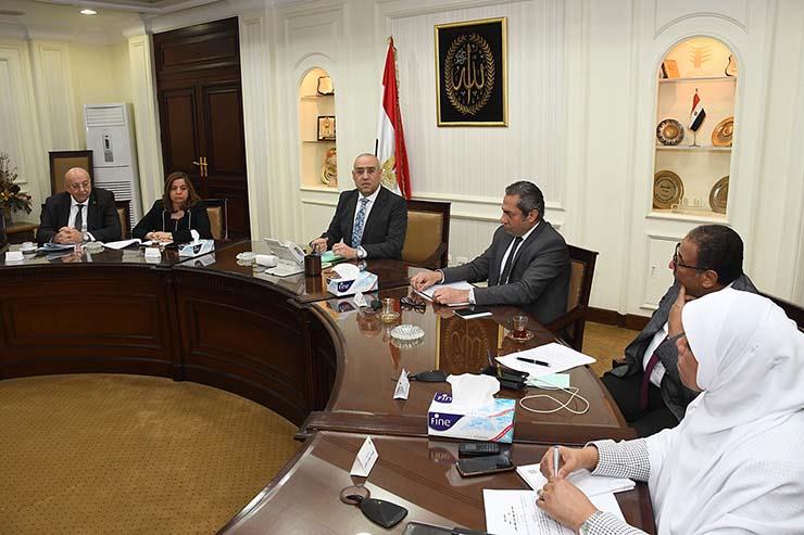 وزير الإسكان يلتقى برلمانيين ومطورين عقاريين (1)