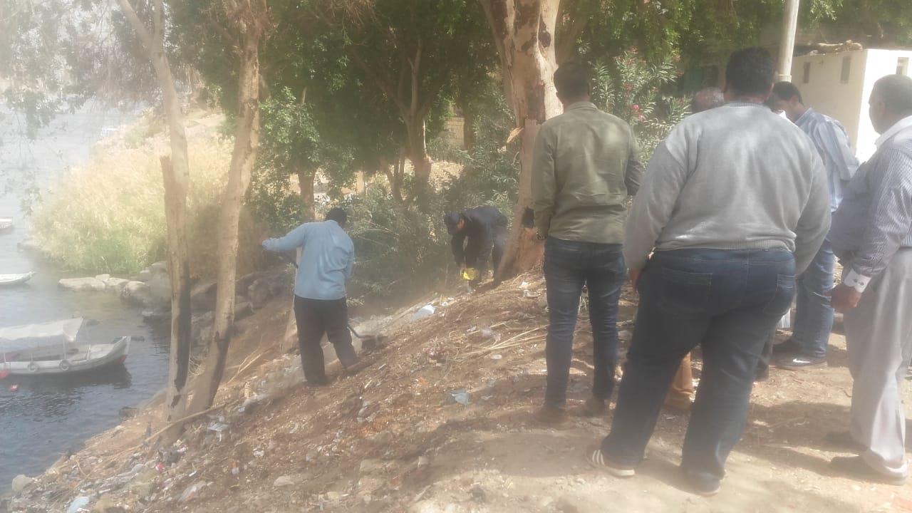 أعمال تنظيف وتجميل نهر النيل بأسوان