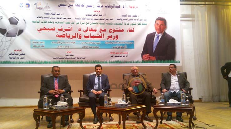 وزير الشباب خلال لقاء مع طلاب جامعة عين شمس (1)