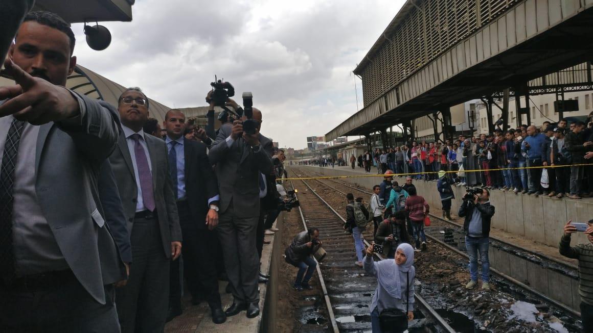 رئيس الوزراء يتابع مع وزير النقل تداعيات حريق محطة مصر (1)