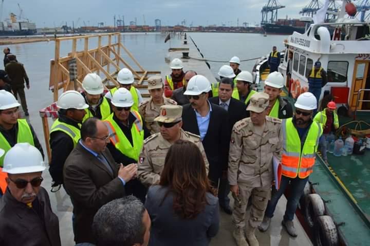 رئيس الهيئة الهندسية للقوات المسلحة يتفقد ميناء دمياط