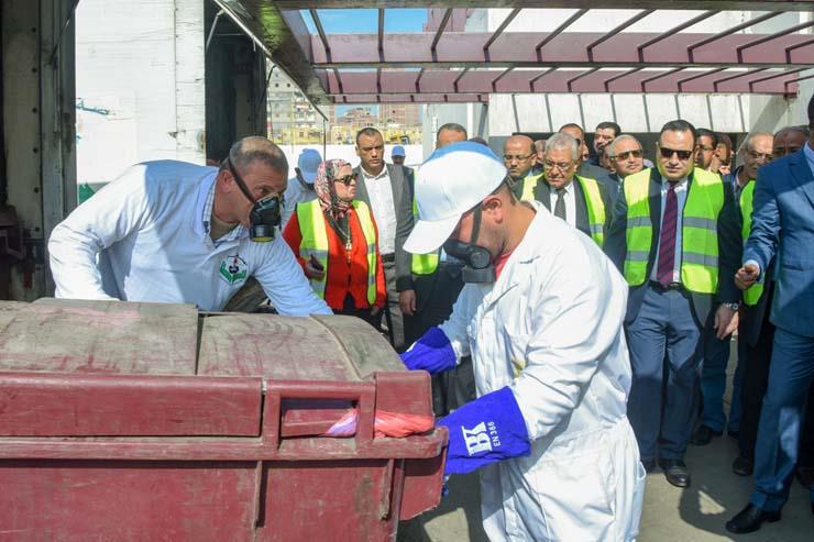 محافظ الإسكندرية يتفقد المحطة الوسيطة لجمع القمامة (1)