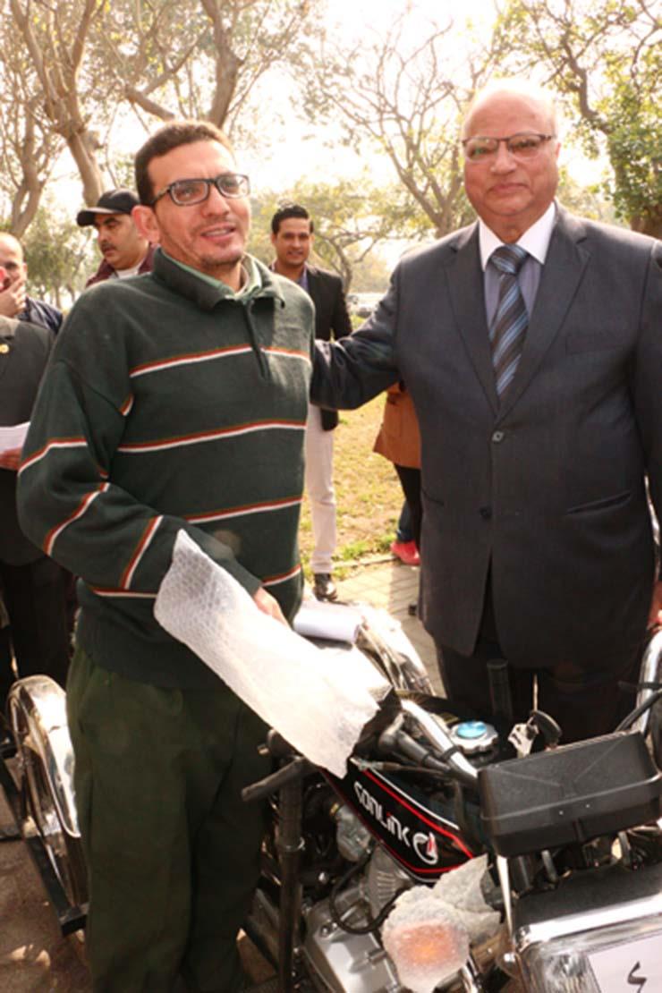 محافظ القاهرة يسلم 12 دراجة بخارية لذوي الاحتياجات الخاصة (3)