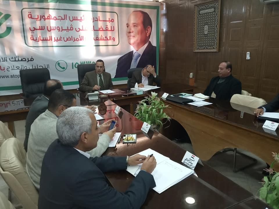 محافظ شمال سيناء يبحث آلية توزيع المساعدات (2)