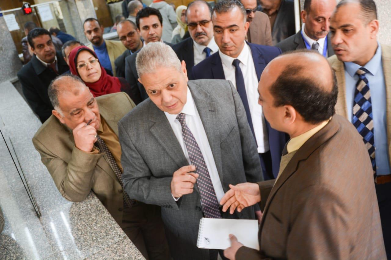 جولة رئيس شمال القاهرة لتوزيع الكهرباء (1)