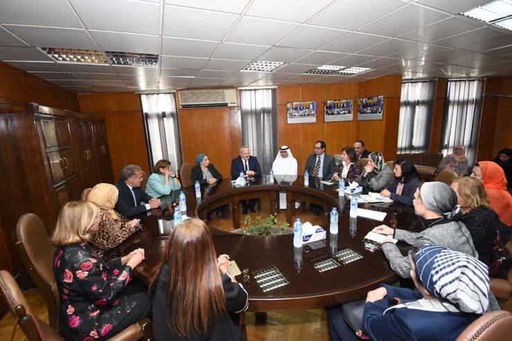 اجتماع رئيس جامعة القاهرة بمديري مستشفى أبوالريش (1)