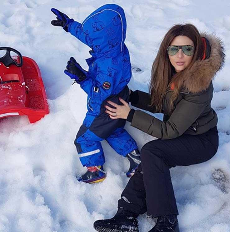ميريام فارس مع نجلها وسط الثلج (1)
