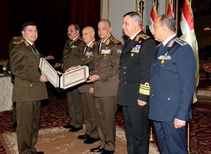 وزير الدفاع يكرم قادة القوات المسلحة المحالين للتقاعد (1)