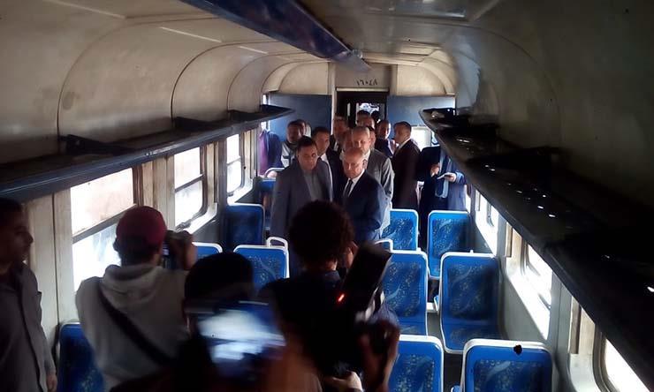 كامل الوزير في أحد قطارات محطة مصر (3)