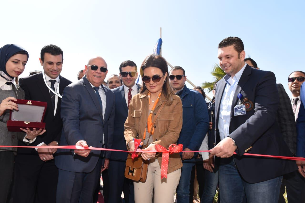 وزيرة الاستثمار خلال افتتاح مصنعين جديدين ببورسعيد وجولتها بالمحافظة (2)