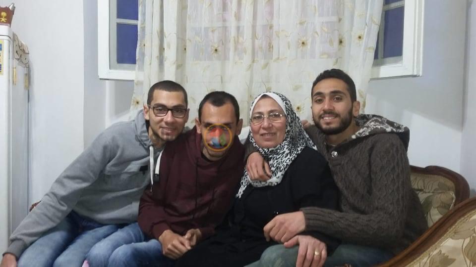 الأم المثالية بالإسكندرية وأبنائها الثلاثة