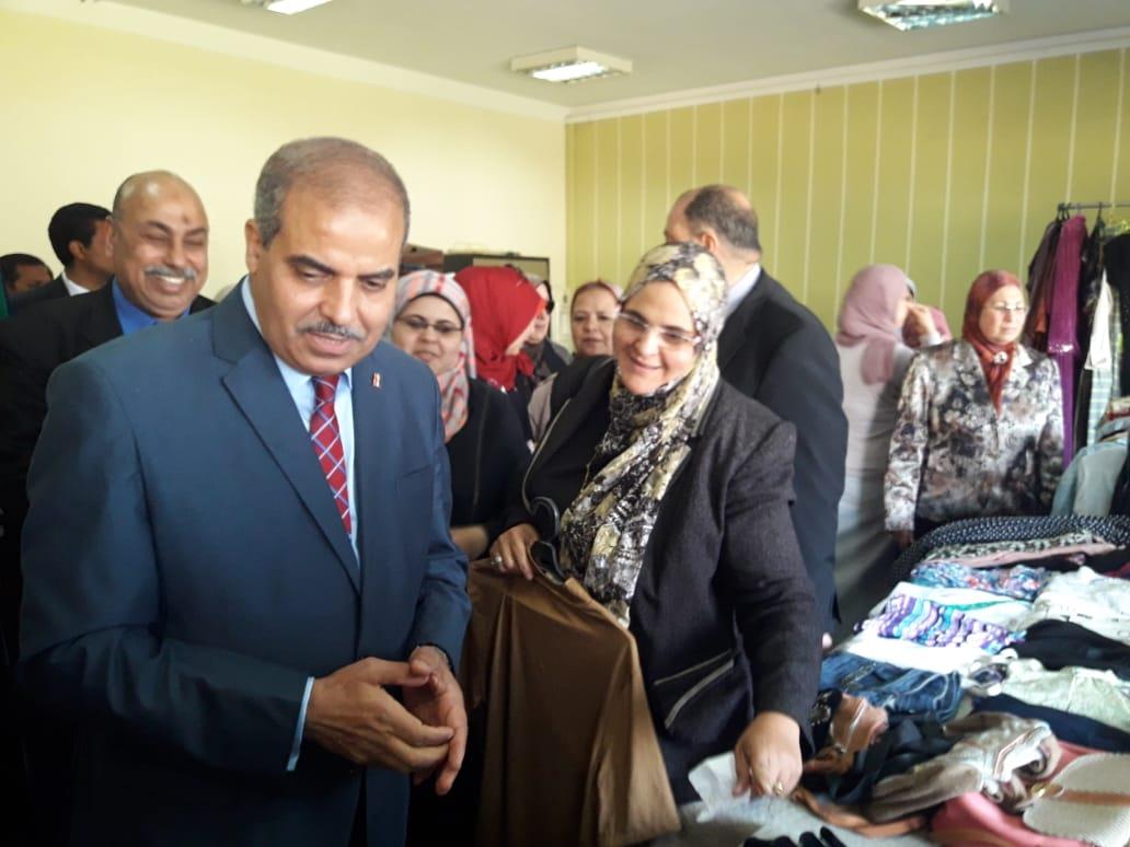 افتتاح معرض خيري للطالبات بجامعة الأزهر2