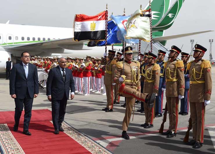 الدكتور مصطفى مدبولي يستقبل نظيره العراقى بمطار القاهرة (2)