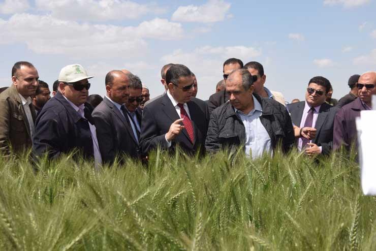 جولة وزير الزراعة التفقدية لمحطة بحوث سدس ببني سويف (1)