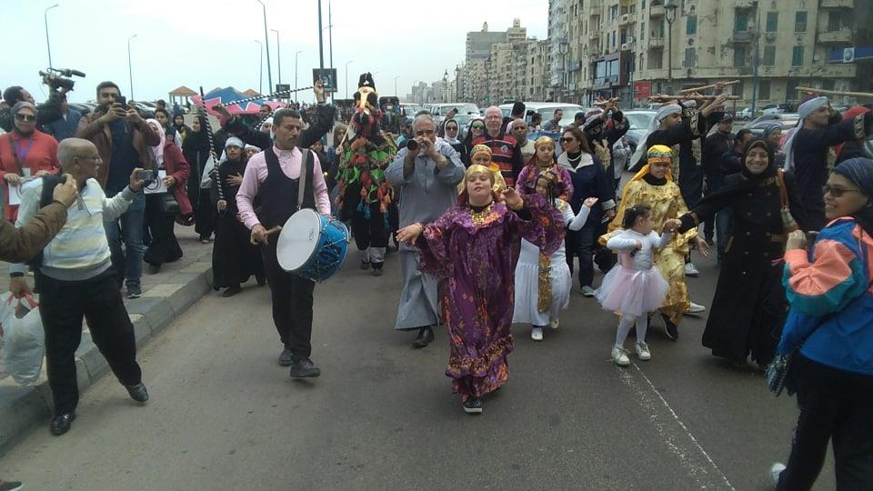 أطفال متلازمة داون يحتفلون بيومهم العالمي بمسيرة على كورنيش الإسكندرية (1)