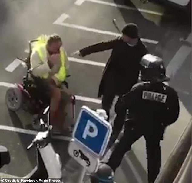 الشرطة الفرنسية تهاجم متظاهر على كرسيه المتحرك (2)