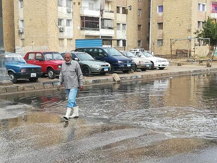 الأمطار اغرقت شارع ناصر الذي يربط بين ضواحي الاربعين وفيصل والسويس 