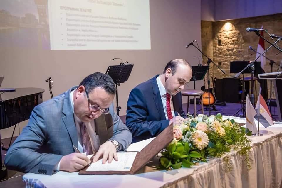 محافظ الإسكندرية خلال توقيع الاتفاقية مع عمدة بافوس (1)