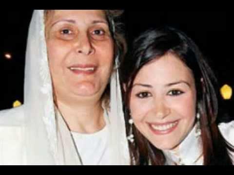 منة شلبي ووالدتها (2)
