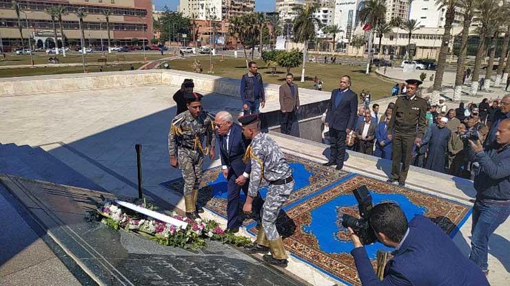 محافظ بورسعيد يضع اكليل من الزهور علي النصب التذكاري   