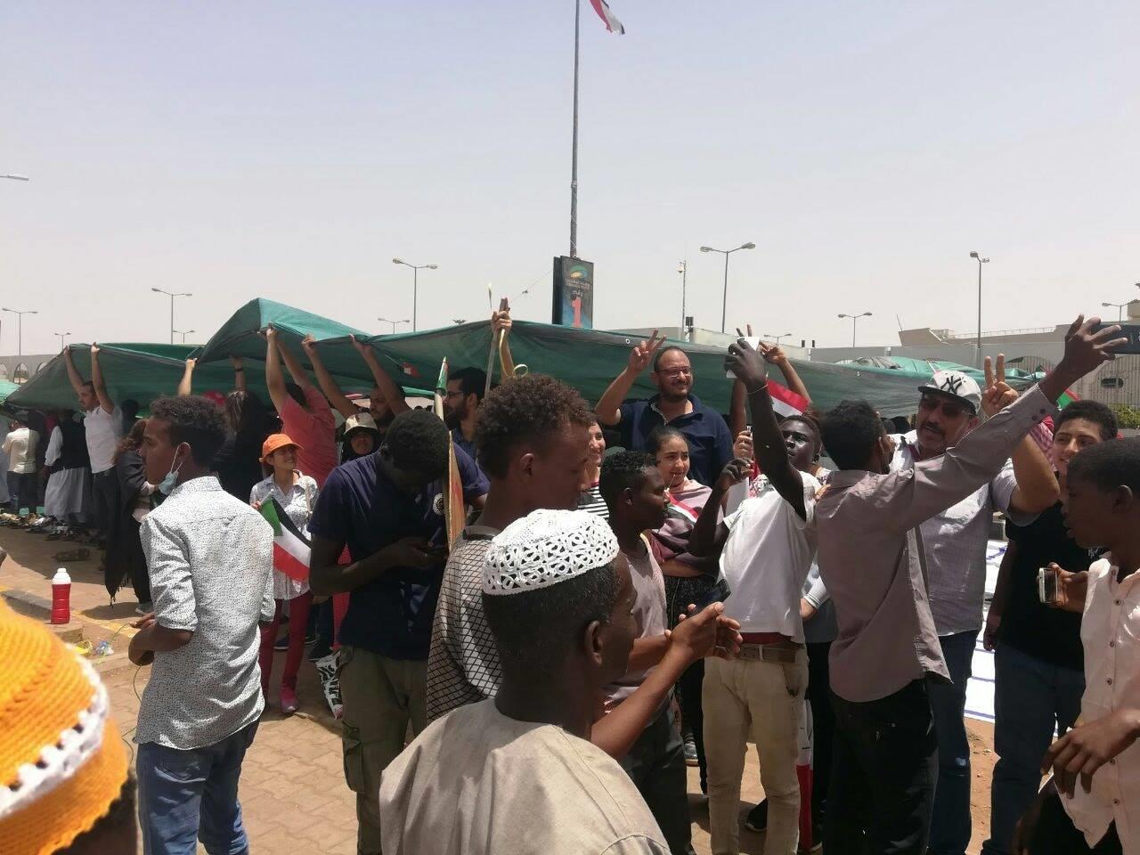 مسيحيو السودان يظلون المسلمين أثناء صلاة الجمعة (1)