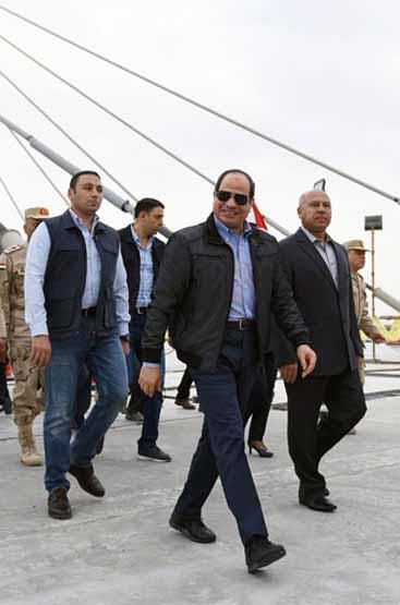 أول صور لتفقد الرئيس السيسي محور روض الفرج فجرا (1)