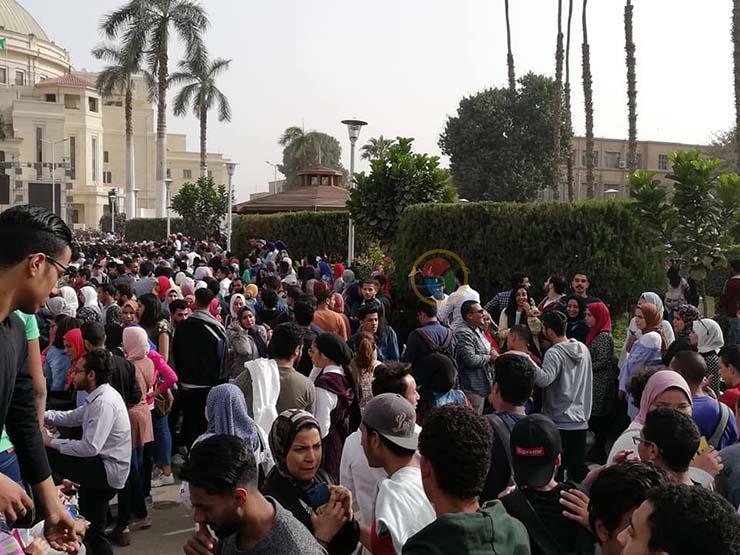 إقبال طلاب جامعة القاهرة على حفل حماقي (1)                                                                                                                                                              