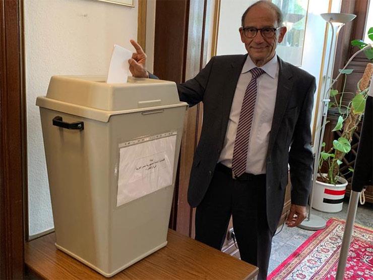 العالم المصري هاني عازر يدلي بصوته في ألمانيا (1)