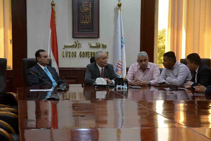 اجتماع محافظ الأقصر مع مسئولي تحيا مصر (1)