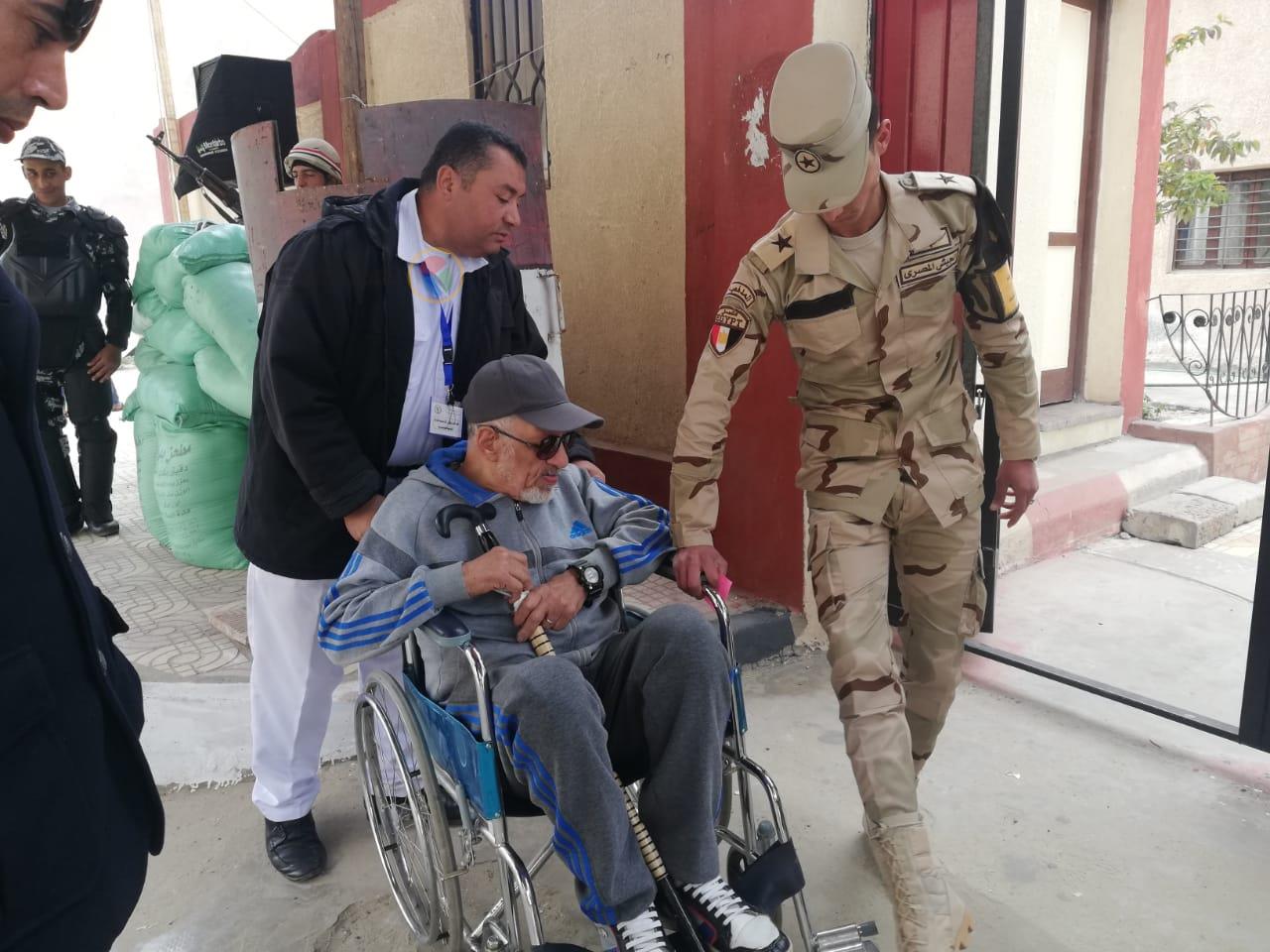 رجال الجيش والشرطة يساعدون ذوي الاحتياجات الخاصة٢