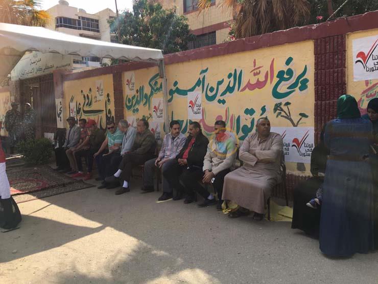 مواطنون يدلون بأصواتهم بمدرسة مصطفى كامل الإعدادية بالنزهة (1)