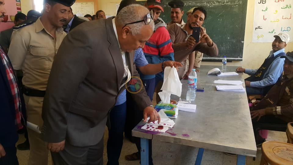 محافظ الوادي الجديد يدلي بصوته في الاستفتاء بلجنة أبو منقار بالفرافرة  (1)