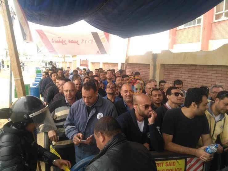 اقبال كبير من الشباب علي لجان الاستفتاء في بورسعيد
