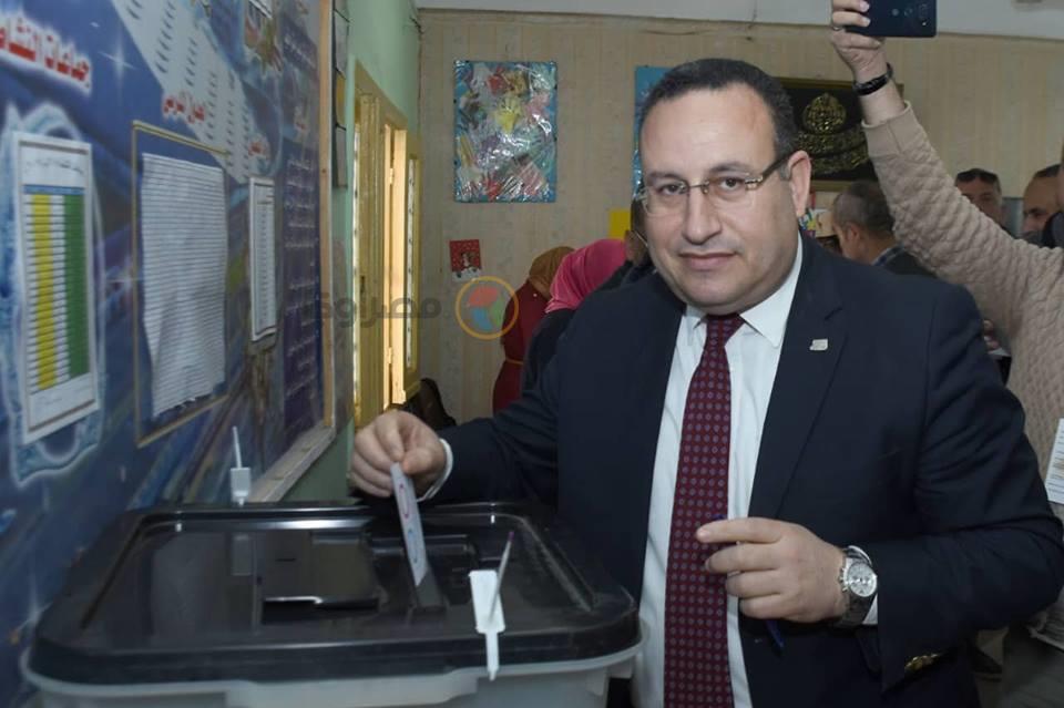 الدكتور عبد العزيز قنصوه محافظ الإسكندرية يدلي بصوته في الاستفتاء الدستوري (1)