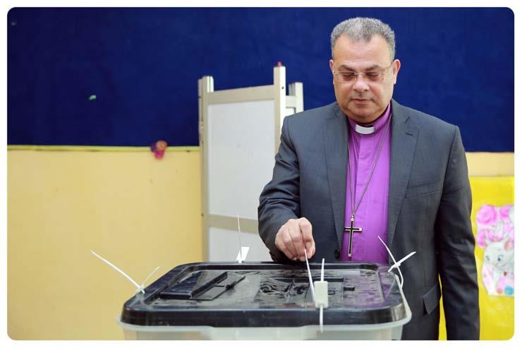رئيس الطائفة الإنجيلية يدلي بصوته في الاستفتاء (2)