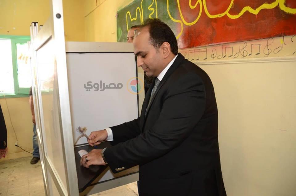 نائب محافظ الإسكندرية يدلي بصوته في الاستفتاء (2)