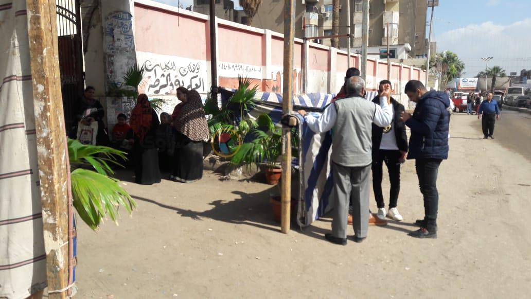 المواطنون أمام اللجان في إمبابة قبل موعد بدء التصويت (1)