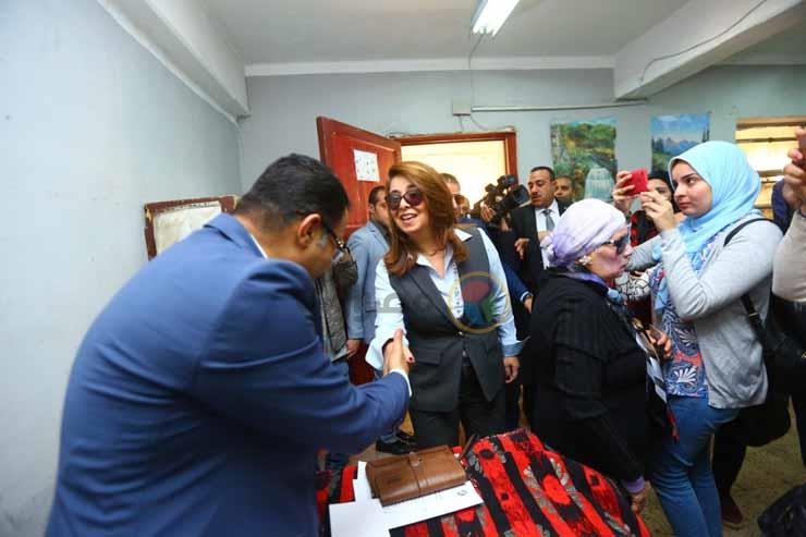 غادة والي أثناء مشاركتها في الاستفتاء  (1)