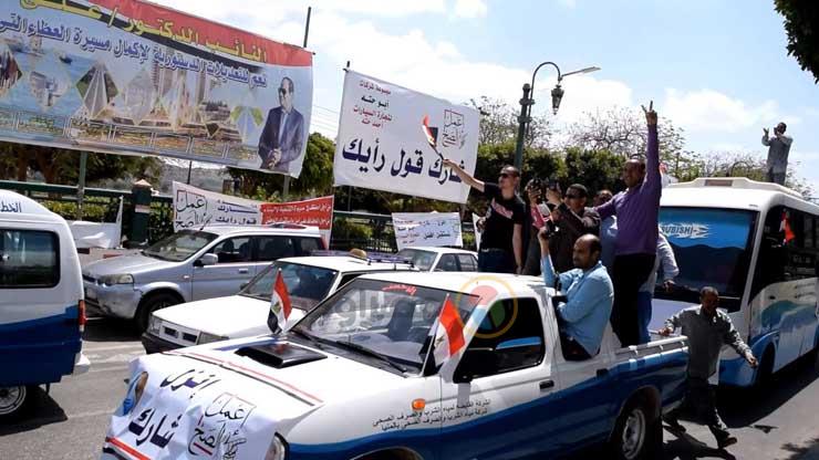 مسيرة بالسيارات للعاملين بشركة مياه المنيا أثناء توجههم للاستفتاء (1)