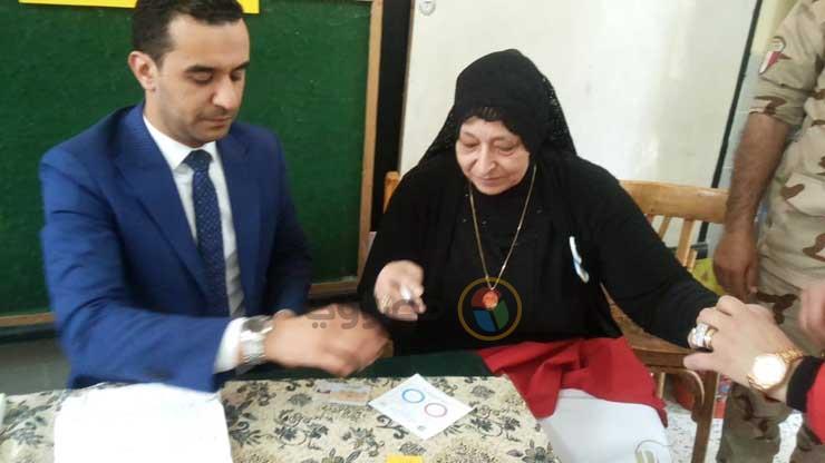 والدة الشهيد مقدم احمد حسين خلال إدلائها بصوتها فى الاستفتاء (1)